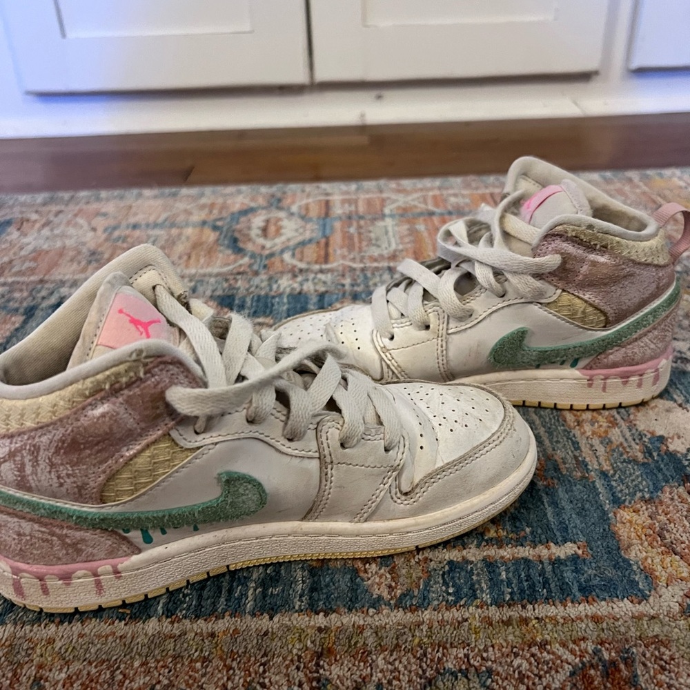 Girls Nike Air Jordan Mid 1 Ice Cream
Pink, Green & White